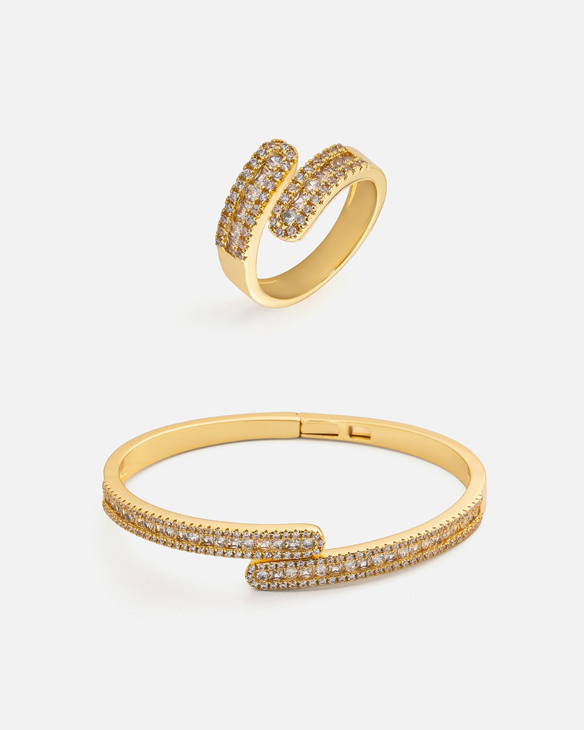 ‎ طقم نسائي كلاسيك بلون ذهبي